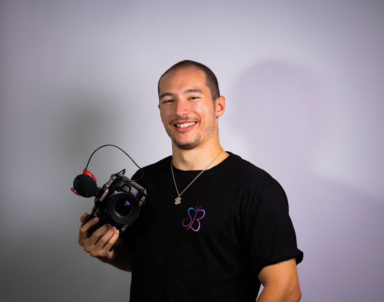 Simon Burzin mit Kamera und Mikrofon